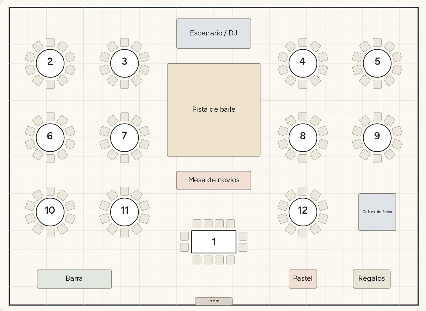 Plano del salón en Acomódalos: escenario, pista de baile, mesa de novios, 12 mesas con sus sillas, barra, pastel y regalos.